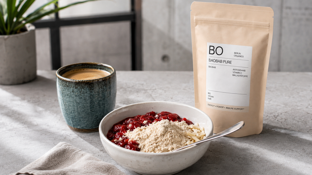 Baobab Joghurt-Bowl mit warmen Beeren & Mandeln