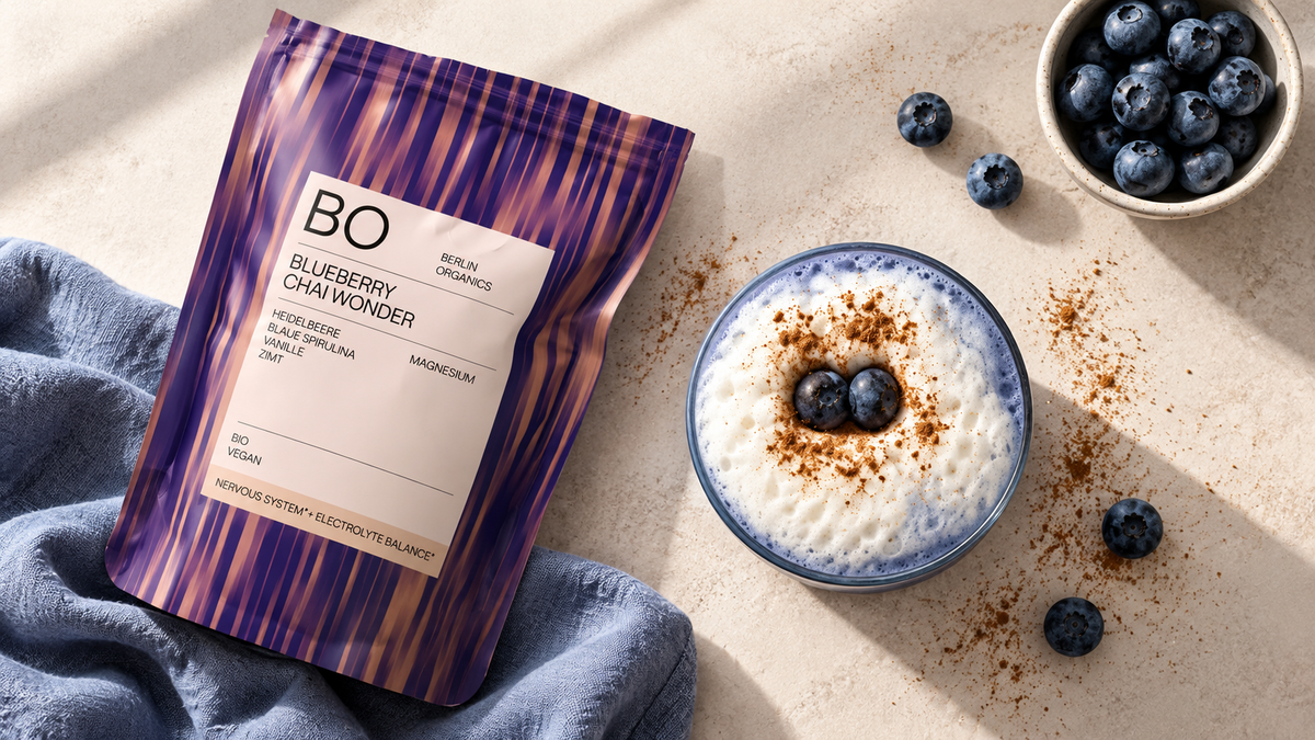 Iced Blueberry Chai Latte mit Blueberry Chai Wonder